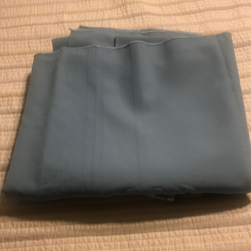 2 table cloths solid blue oblong - Picture 4 of 7